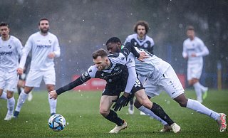 Manuel Wintzheimer (l.) bleibt an seinem Gegenspieler hängen. Der DSC Arminia Bielefeld unterlag im Testspiel gegen den SV Rödinghausen mit 0:3. - Sarah Jonek Manuel Wintzheimer (l.) bleibt an seinem Gegenspieler hängen. Der DSC Arminia Bielefeld unterlag im Testspiel gegen den SV Rödinghausen mit 0:3. - Sarah Jonek