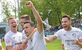 In Ennepetal will der FCG wieder so jublen, wie hier nach dem 2:0 gegen Lotte im Heidewald. Marcel Lücke, Alexander Bannink, Nico Buckmaier und Sammy Benmbarek (v.l.) haben noch die Meisterschaft vor Augen. - Jens Dünhölter