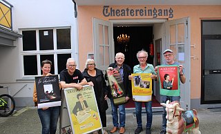 Vorstandsvorsitzende Susi Frey (v.l.), Klaus Sindern, Ulla Hantke, Hansgeorg Enzian, Bernd Hantke und Gerd Breker präsentieren die zahlreichen Künstlerinnen und Künstler, die bald auf der Amalthea-Bühne stehen werden. - Moritz Jülich