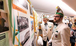 Bei den jährlichen Ausstellungseröffnungen der StKG sieht man eigentlich die Möbel vor lauter Leuten nicht – coronabedingt ist das anders. Dafür haben Frederik Bräkling (r.) und Klaus Hübner viel Platz und Ruhe, um sich die jecke Ausstellung gleich nach der Eröffnung in der oberen Etage des Möbelmuseums anzuschauen. - Madita Schellenberg
