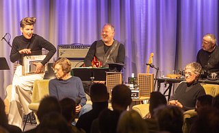 Christina Huckle (l.) moderierte den Abend in der Oetkerhalle. Britta Haßelmann (r.) wurde im Verlauf der zwei Stunden zunehmend lockerer. - Mike-Dennis MŸller / www.mdm.photo