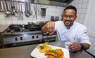 Küchenchef Rubel Ahmed kocht nur, was ihm selbst schmeckt. Und die Schnitzel in verschiedenen Variationen im Restaurant Bartsch gehören definitiv dazu. - Andreas Zobe