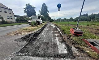 Der alte Asphalt auf der Trasse des Radweges war schon abgefräst, als das Foto am frühen Donnerstagmittag in Blickrichtung Volkmarsen entstand. - Simone Flörke