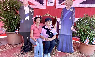 Bärbel Williams und Margret Stracke sind extra aus Gütersloh und Harsewinkel angereist und fühlen sich wohl zwischen dem königlichen Paar Charles und Camilla. - Carola Drabon