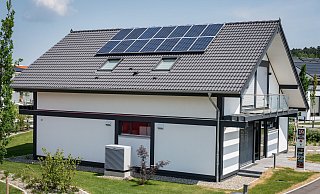 Zum Heizen eines Gebäudes wird eine Photovoltaikanlage für Stromproduktion mit einer Wärmepumpe am Boden kombiniert. - Daniel Maurer/dpa Zum Heizen eines Gebäudes wird eine Photovoltaikanlage für Stromproduktion mit einer Wärmepumpe am Boden kombiniert. - Daniel Maurer/dpa