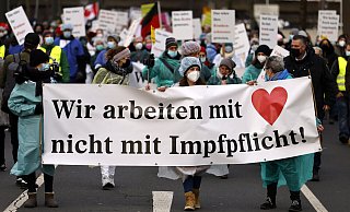 Trotz sehr hoher Impfquoten im Gesundheitswesen in NRW schätzt das Gesundheitsministerium die Zahl der ungeimpften Mitarbeiter in dem Bereich auf bis zu 100.000. Immer wieder nehmen Betroffene auch an Demonstrationen teil. - picture alliance