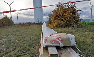 Der Windradflügel stürzte zu Boden. - Burkhard Battran