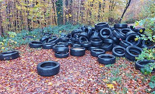 Am Rande der biologisch äußerst wertvollen Ochsenheide haben Unbekannte rund 150 Altreifen mitten auf dem Wanderweg liegen gelassen. - privat