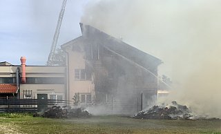 Dichter Rauch dringt aus dem brennenden Wohnhaus im Paderborner Gewerbegebiet Dören. - Feuerwehr Paderborn.