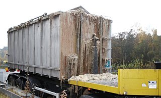 So ähnlich muss der Auflieger mit Schlachtabfällen ausgesehen haben, der auf der A2 bei Bielefeld seine Schlachtabfälle verloren hatte. Der Lkw von diesem Archivbild war bei Hannover auf ähnliche Weise aufgefallen. Seine Schlachtabfälle waren über das Containerdach herausgelaufen, weil durch den Druck des Gärungsprozesses mehrere Klappen aufgedrückt worden waren. - dpa