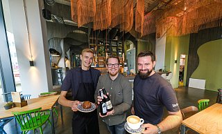 Warten bei "Heins speist" auf ihre Gäste: Heins-Küchenchef Alec Großmann (v.l.), Inhaber Dominik Stollberg und Betriebsleiter Lukas Fleer. - Andreas Zobe