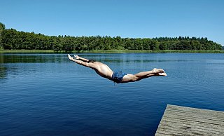 Im Umland von Gütersloh findet man viele Badeseen, in denen man sich während der Sommerhitze erfrischen kann. - Symbolbild Pixabay