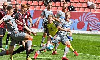SCP-Akteur Maximilian Thalhammer (l.) bot am Ostersonntag in Ingolstadt eine grundsolide Leistung auf der Sechserposition und bestätigte damit seinen Aufwärtstrend. - picture alliance