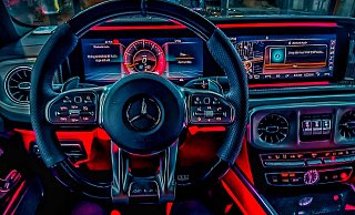 Das Cockpit eines AMG G-Klasse Mercedes. (Symbolbild) - Pixabay
