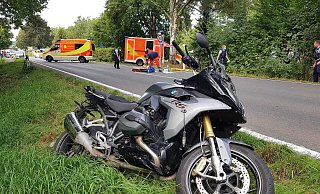 Der Biker (75) aus dem Kreis Lippe wurde schwer verletzt – war aber ansprechbar. - David Schellenberg