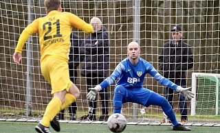 Torhüter Joschka Leier rettete mehrfach für den TuS Dornberg, hier gegen Neuenbekens Lars Bornefeld. - Peter Unger