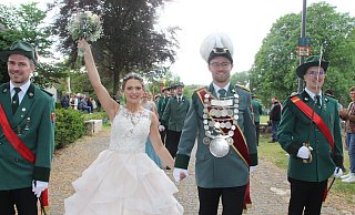Das Burgdorf Dringenberg feiert ein glanzvolles Schützenfest mit seinem Königspaar Aron Brockhoff und Sophia Homisse. - Burkhard Battran