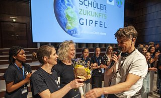 Die Projektleitung um Anne Morre und Britta Gonsior (von links) bekommt von Markus Tenkhoff, Geschäftsführer der Kommunikationsagentur "Get People" als Dank einen Strauß überreicht. - © Jörg Dieckmann - www. dieckmann-fotodesign.de