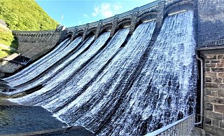 Die Diemeltalsperre am Feiertag. Wasser ergießt sich durch den Überlauf. - Simone Flörke