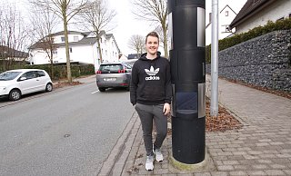 Noel Schuppenat am Blitzer an der Eilshauser Straße in Oetinghausen. - Björn Kenter