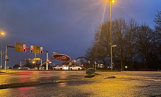 Am Sonntagabend krachte ein Auto wegen des Glatteises gegen ein Schild auf der Verkehrsinsel Ecke Vinckestraße/Klausenwall. Nur einer von etlichen Glätteunfällen im Kreis. - Patrick Schwemling