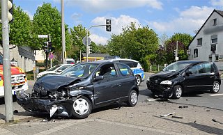 Zwei Autos sind zusammengestoßen. - Polizei Herford