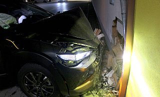 Der Mazda hatte die Wand des Discounters durchbrochen. Weinflaschen flogen innen aus einem Regal und zerbarsten am Boden. - Polizei Paderborn