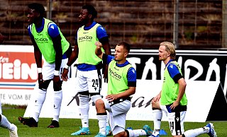 Vladislav Cherny (2. v. r.) wartet noch auf seinen ersten Profieinsatz im Trikot von Arminia Bielefeld. - IMAGO/pmk