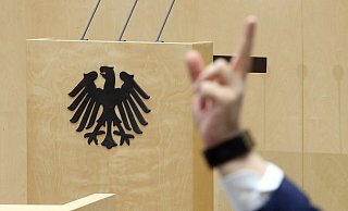 Abgeordnete der Länder nehmen im Bundesrat an Abstimmungen teil. Die Länderkammer stimmt unter anderem über das Bürgergeld und über die Wohngeldreform ab. - dpa
