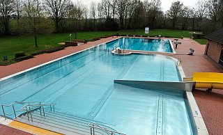 Noch ist es leer im Schwimmbecken. Aber das wird sich bald ändern: Das Freibad Rödinghausen macht wieder auf. - Gemeinde Rödinghausen