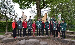 Der neue Hofstaat: (v.l.) Sebastian und Solvejg Wolf, Michael und Melanie Frank (Zeremonienmeisterpaar), Königspaar Jürgen Schütte und Tanja Kerkmann-Schütte, Michael und Jutta Amedick, Rudolf Reiling und Sabine Kleine, Manuel und Sandra Blotenberg - Schützenbruderschaft Wewer