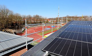 Die Solarmodule auf dem Tribünendach des Jahn-Stadions liefern dem H2O Strom. Das Foto entstand, als noch Restarbeiten zu tätigen waren. - Frank-Michael Kiel-Steinkamp