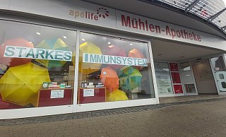 Einer Mitarbeiterin der Mühlen-Apotheke in Ennigloh ist der gefälschte Impfpass aufgefallen. - Florian Weyand