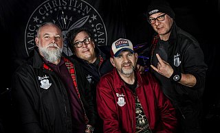 Marc Jürgen, Christian Keller, Jochen Vahle und Garrelt Riepelmeier stehen seit zwanzig Jahren für kinderkompatiblen Punk und Hardrock. Bei ihrer neuen Platte kommt auch Tango und Country dazu. - Steffi Behrmann