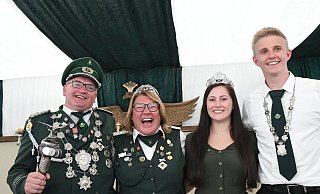 Wie alle Königspaare im Verler Land regieren Jürgen und Katie Schumacher sowie Molina Rennerich und Domenik Hermes aus Sürenheide ihre Schützen bereits seit 2019. Dann kam Corona. Im kommenden Sommer sollen endlich wieder Schützenfeste stattfinden und ihre Nachfolger gefunden werden. - Andreas Eickhoff