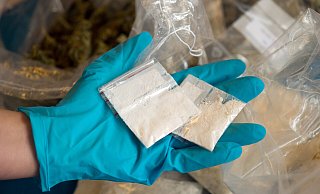 Der 39-jährige Gütersloher wird sich wegen Einfuhr von und Handels mit Betäubungsmitteln sowie Verstoßes gegen das Kriegswaffenkontrollgesetz vor dem Bielefelder Landgericht verantworten müssen. - Symbolfoto/picture alliance