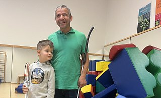 Klicksonartrainer Juan Ruiz und Finn Bee lachen während des Trainings viel. - Jenny Westhues