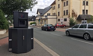 Der Panzerblitzer stand auf der Diebrocker Straße und kontrollierte die Tempo-30-Vorschrift. - Christina Römer