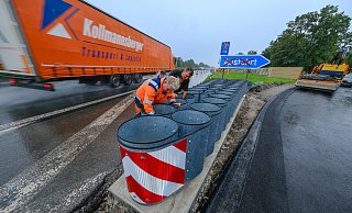 Die Ausfahrt Paderborn-Sennelager an der A33 wird bei rollendem Verkehr und strömendem Regen neu gestaltet. - Andreas Zobe