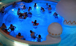 Das Spaßbecken wrd vor allem von Jugendlichen genutzt und wird imemr in ein ganz bsonderes Licht getaucht, das eine besondere Stimmung erzeugt. - Aquapark Management