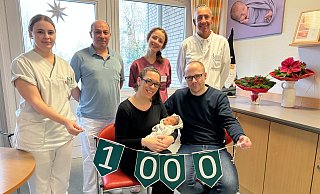 Über die Geburt des kleinen Mick freuen sich mit den Eltern Bianca und Tobias (vorne) Hebamme Oda Johanna Platte (v. l.), Oberarzt Sergey Zaikin, Hebamme Judith Ens sowie Chefarzt Michael Patrick Lux. - Krankenhaus St. Josef