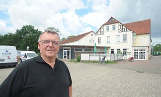 Gastronom Johann Schneider hat das traditionsreiche Gasthaus Am Museumshof in Kleinendorf übernommen. Er hat viel vor und möchte das Haus zu einem Treffpunkt für die Menschen machen. - Joern Spreen-Ledebur