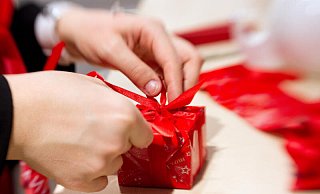 Symbolfoto: In diesem Jahr haben viele Menschen einer Umfrage kaum Geld für Weihnachtsgeschenke. - dpa