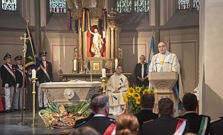 In seiner Predigt in der Pfarr- und Wallfahrtskirche würdigte Weihbischof Dominicus Meier Verne als Ort des Vertrauens, des Aufatmens und des Angenommenseins. - Thomas Throenle / Erzbistum Paderborn