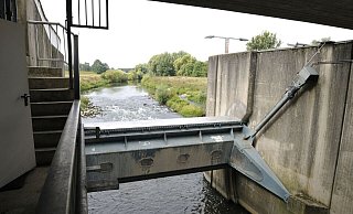 Durchblick: Sicht durchs Löhner Werrewehr flussaufwärts. Bei Hochwasser können die Klappen geschlossen werden. - Sandra C. Siegemund
