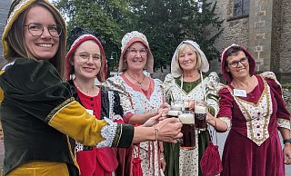 Die Stiftsdamen Mareike Gutsche, Claudia Holtmeier, Astrid Wiederhold, Henriette Wollförster und Martina Schlüter werden sich als Äbtissinnen unters Volk mischen. - Burkhard Battran