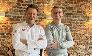 TV-Koch Mike Süsser (l.) und Mirco Thiele vom Law & Order nach einem anstrengenden Drehtag. - Copyright Kabel Eins TV-Koch Mike Süsser (l.) und Mirco Thiele vom Law & Order nach einem anstrengenden Drehtag. - Copyright Kabel Eins