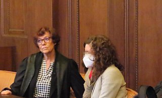 Am ersten Verhandlungstag des Schadenersatzprozesse von Elke D. gegen den Kreis Lippe wird festgestellt, dass die rechtswidrige Inobhutnahme des Kindes von Elke D. schadenersatzfähig ist. - Gunter Held Am ersten Verhandlungstag des Schadenersatzprozesse von Elke D. gegen den Kreis Lippe wird festgestellt, dass die rechtswidrige Inobhutnahme des Kindes von Elke D. schadenersatzfähig ist. - Gunter Held