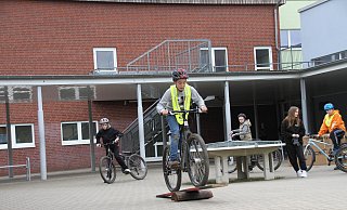 Sie trainieren für die Landesmeisterschaften: Die Schüler der Städtischen Realschule Steinheim haben sich schon für den kommenden Wettbewerb angemeldet und halten sich per Parcoursfahren auf dem eigenen Schulhof fit. - Madita Schellenberg