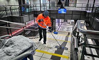 Während der Tunnel für Fahrgäste geschlossen bleibt, machen die Mitarbeiter ein Grundreinigung. - Barbara Franke